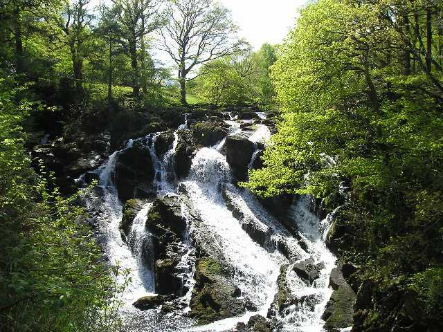 Visit the Swallow Falls by public transport